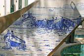 El aumento de los barcos de pesca con bueyes, fuente de azulejos, Nazaré, Portugal.