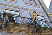 El modelo en el balcón, Rua de Belomonte, Porto, Portugal.