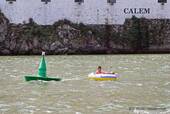 El barco inflable pescador bajo el puente Luis I, Oporto, Portugal.