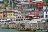 El rabelo Gran Cruz, que se utiliza para el transporte de los barriles de vino, Porto, Portugal.