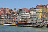 El Porto Cruz rabelos amarrado en el muelle de Ribeira, Porto, Portugal.