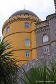 Sintra, el amarillo pintado Torre Redonda, Palacio da Pena, Portugal.