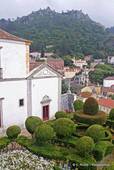 El Parque Topiary del Palacio Nacional y el Castelo dos Mouros, Sintra, Portugal.