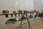 Las clavijas y las cacerolas de cobre, cocinar el Palacio Nacional, Sintra, Portugal.