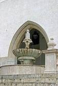 Fuente delante del Palacio de la Villa, Sintra, Portugal.