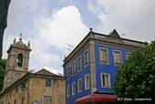 Sintra, el campanario de la iglesia de São Martinho y la casa azul, Portugal.