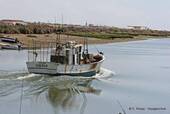 El barco Gisergio en el Río Gilão, Tavira, Portugal.