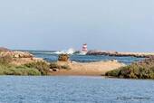 Faro en la desembocadura del estuario de Formosa, Tavira, Portugal.