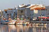 Los barcos de pesca amarrados en el Largo Doutor José Pires Padinha, Tavira, Portugal.