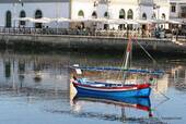 Vista desde el muelle del Río Gilão, Tavira, Portugal.