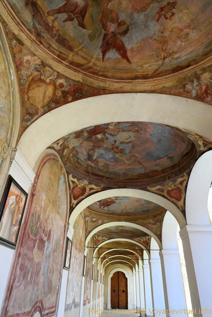 Le cloître aux murs et plafonds peints, NotreDame de la Victoire