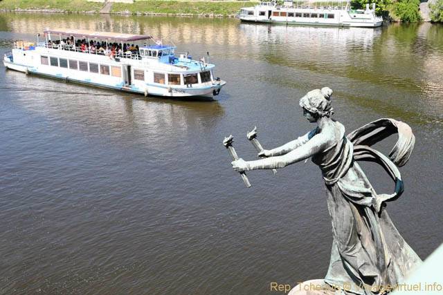 Cechuv Most, détail, pont et bateau-mouche - Praga, República Checa