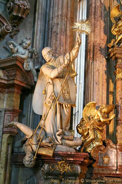 Domination catholique, statue de l'Église Saint-Nicolas (Kostel sv. Mikuláše), Malá Strana - Praga, República Checa