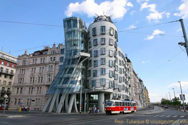 Tramway passant devant la Maison dansante (Tancici Dum, Jiráskovo náměstí) - Praga, República Checa