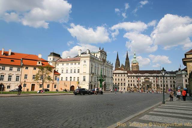 Le château et le Palais de l'Archevêché vus depuis Hradcanske Nam - Praga, República Checa