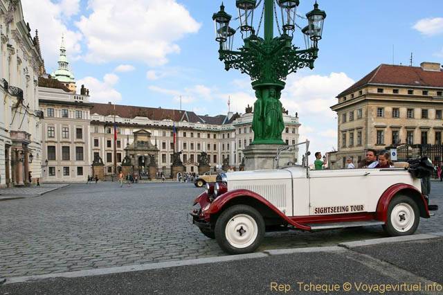 Hradcanske Nam, vieille automobile du Sightseeing Tour - Praga, República Checa