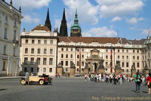 Hradcanske Nam, vue sur l'entrée du château - Praga, República Checa