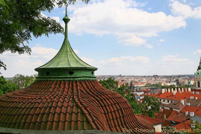 Hradčany, jardins du château, le toit de tuiles, Zahrady, (Prazsky Hrad) - Praga, República Checa