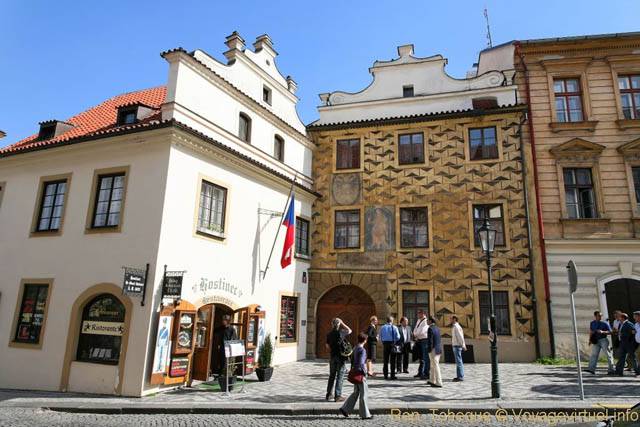 Drôle de façade peinte dans Loretanské - Praga, República Checa