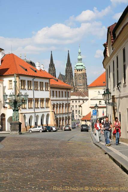 Hradčany, en descendant Loretanska vers le château - Praga, República Checa
