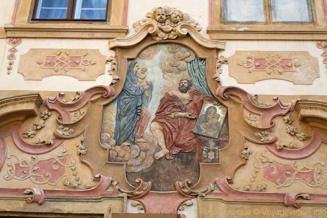Gros plan sur le tableau et la décoration en façade, Loretanska, Hradčany - Praga, República Checa