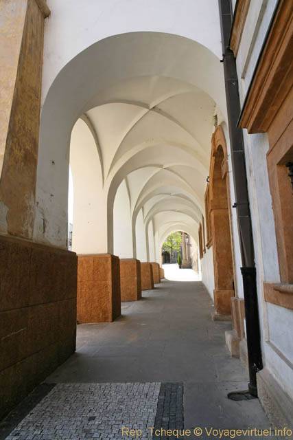 Hradčany, Loretanska, voûtes croisées et arcades blanches - Praga, República Checa