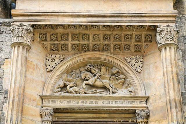 Hradčany, St Georges terrasse le dragon, sculptures du fronton de la basilique Saint-Georges - Praga, República Checa