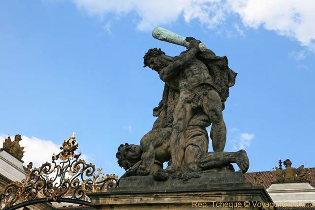 Hradčany, une statue de géant, sculptée par Ignác Platzer, entrée de la cour d'honneur du château de Prague - Praga, República Checa