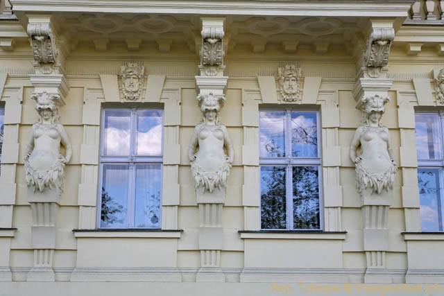 Tryptique de femmes atlantes, Janackovo Nabr - Praga, República Checa