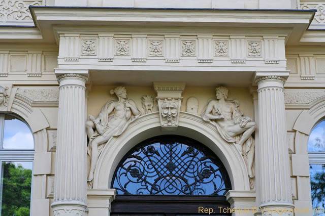 Sculptures entre les colonnes,Janackovo Nabr - Praga, República Checa