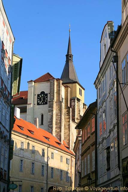 Karlova, vue sur un clocher et une horloge - Praga, República Checa