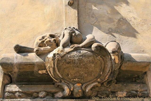 Karlova, l'angelot sur le médaillon, sculture - Praga, República Checa
