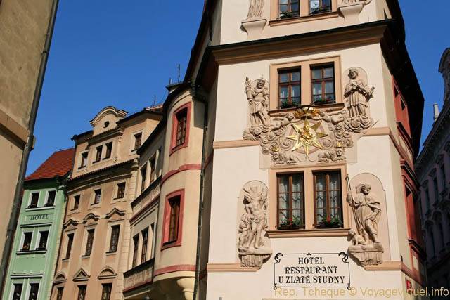 Karlova, sculptures sur la façade de l'hôtel-restaurant U Zlaté Studny - Praga, República Checa
