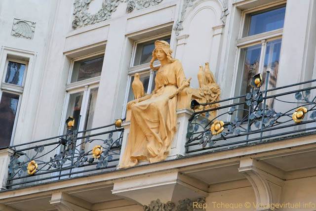 Statue sur le balcon, Karlova U Zlaté Studne - Praga, República Checa