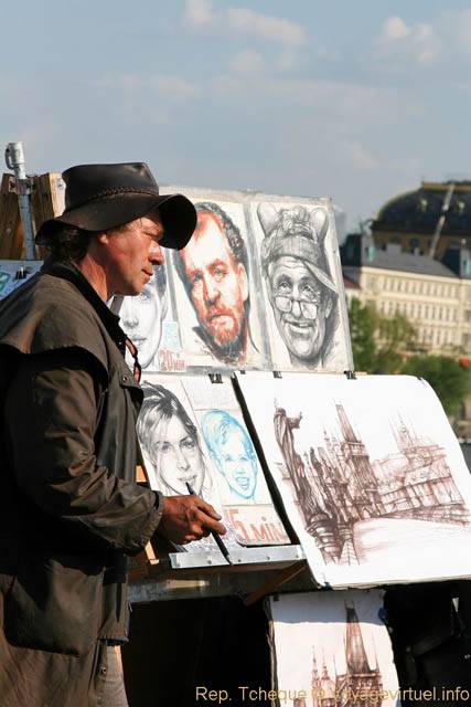 Karluv Most, un dessinateur sur le Pont Charles - Praga, República Checa