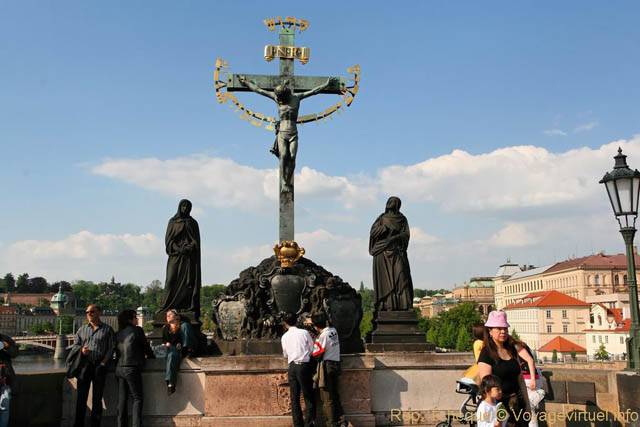 Karluv Most, sculpture du Golgotha, côté nord du Pont Charles - Praga, República Checa