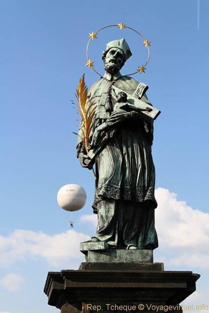 Karluv Most, Jean Népomucène et le ballon - Praga, República Checa