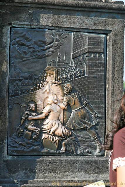 Karluv Most, piédestal de la statue de Jean Népomucène, lumière - Praga, República Checa