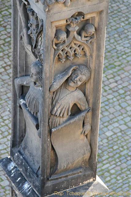 Karluv Most, Pont Charles, sculptures sur un pilier, côté de Malá Strana - Praga, República Checa