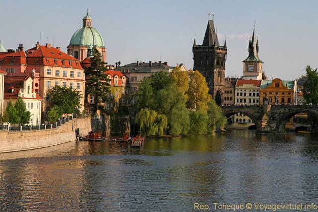 Le dôme de l'église Saint François et le pont Charles (Kostel Sv Frantiska Assisi) - Praga, República Checa