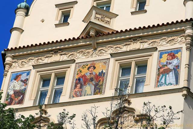 Décoration sur la façade de l'hôtel Paris, angle de Králodvorská et U Obecního domu - Praga, República Checa