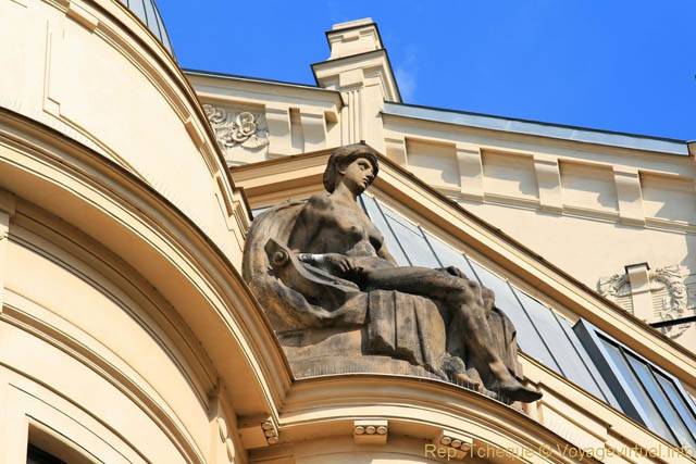 Statue de femme allongée, U Prašné brány - Praga, República Checa