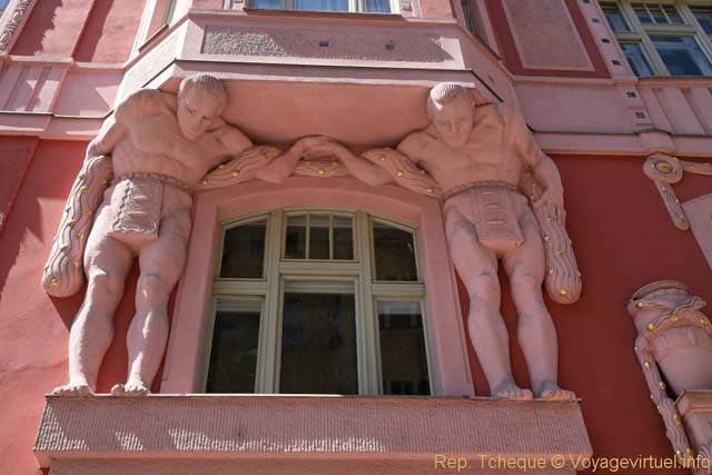 Gros plan sur les atlantes, 7 Elišky Krásnohorské - Praga, República Checa