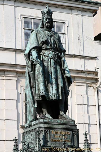 Statue devant le Musée Karolo Quarto, place des Croisés - Praga, República Checa
