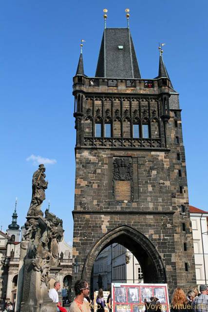 La Tour Gothique vue depuis le Pont Charles, Staré Město - Praga, República Checa