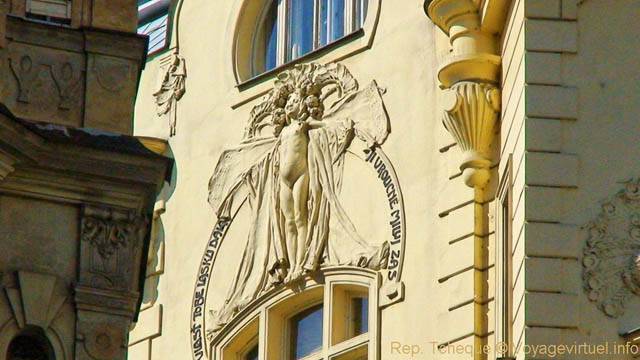 Maiselova, sculpture étrange sur une façade - Praga, República Checa