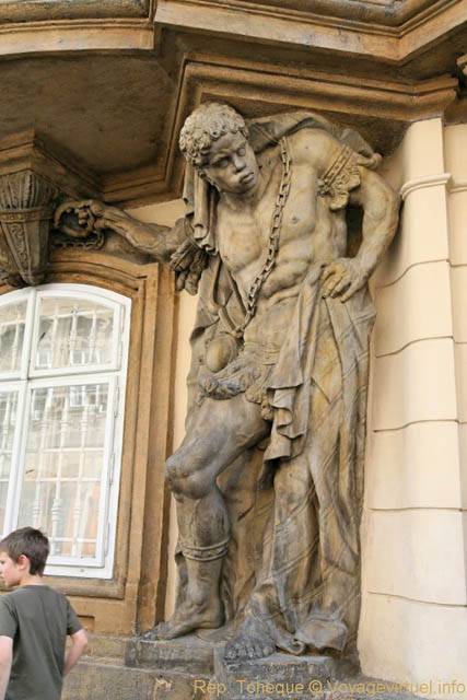 Gros plan sur l'atlante africain, Malostranské, Malá Strana - Praga, República Checa