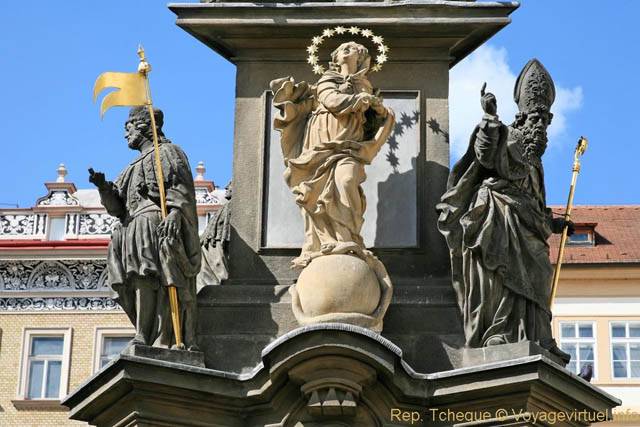 Gros plan sur les statues de la Colonne de la Trinité, Place Malostranské, Malá Strana - Praga, República Checa