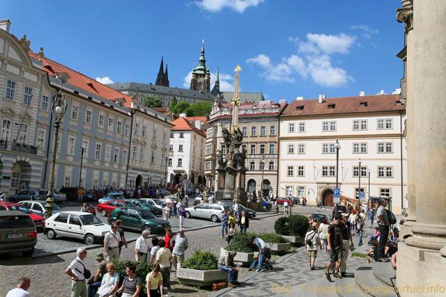 Vue d'ensemble de la Place Malostranské et de la Colonne de la Trinité, vieille ville, Malá Strana - Praga, República Checa