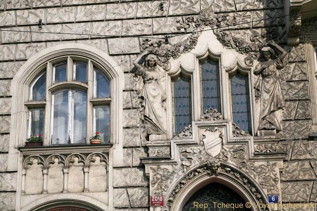 Sculptures au-dessus de l'entrée du 6 Masarykovo Nabrezy - Praga, República Checa